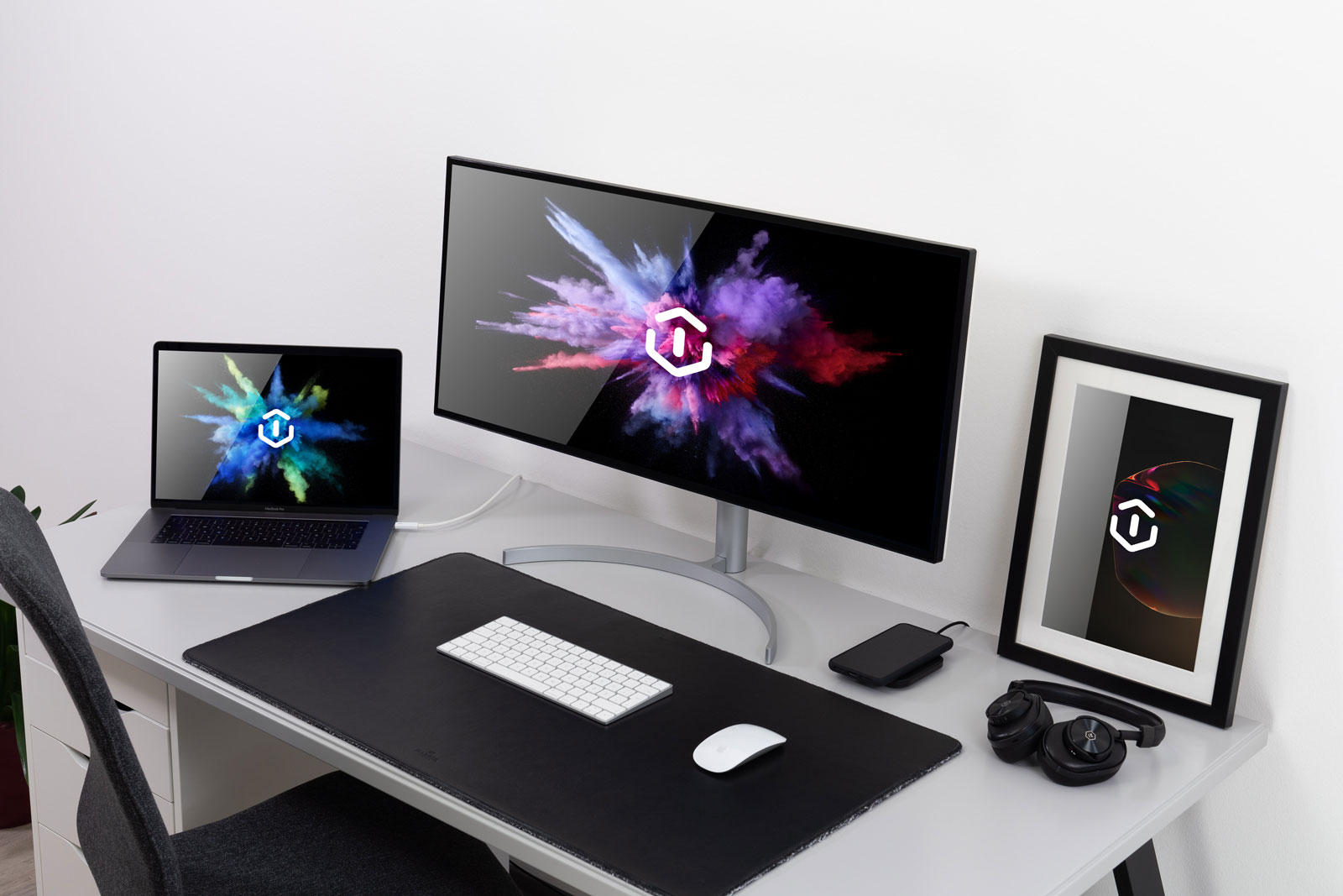 简约办公超宽屏幕显示器MacBook Pro和相框PSD样机模型