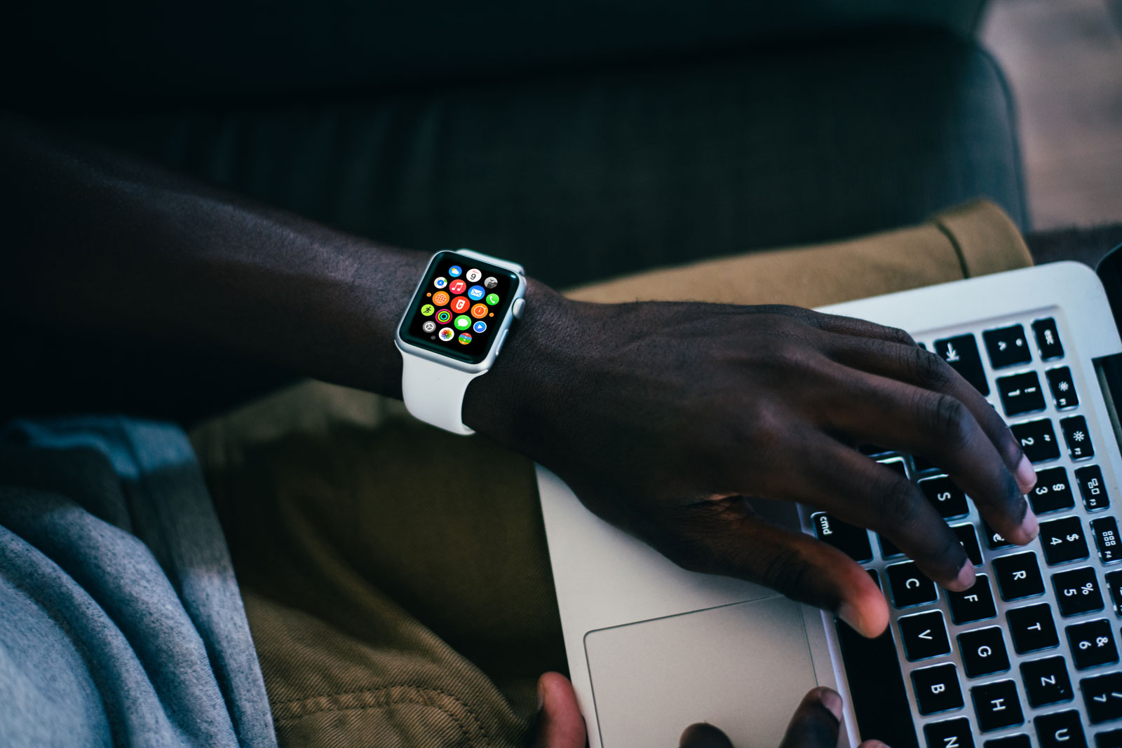 工作场景佩戴白色智能手表Apple Watch苹果手表.PSD模型 Apple Watch Mockup