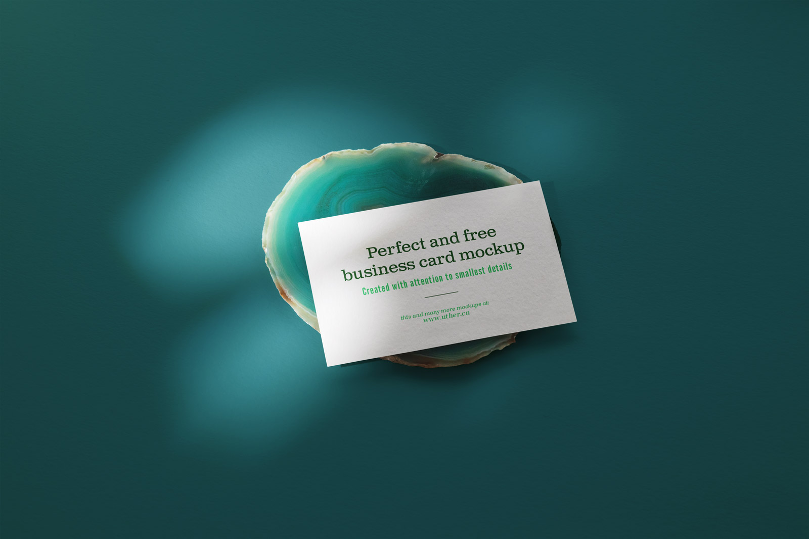 放在绿色玛瑙上的名片样机模型Business Card Mockup .psd素材