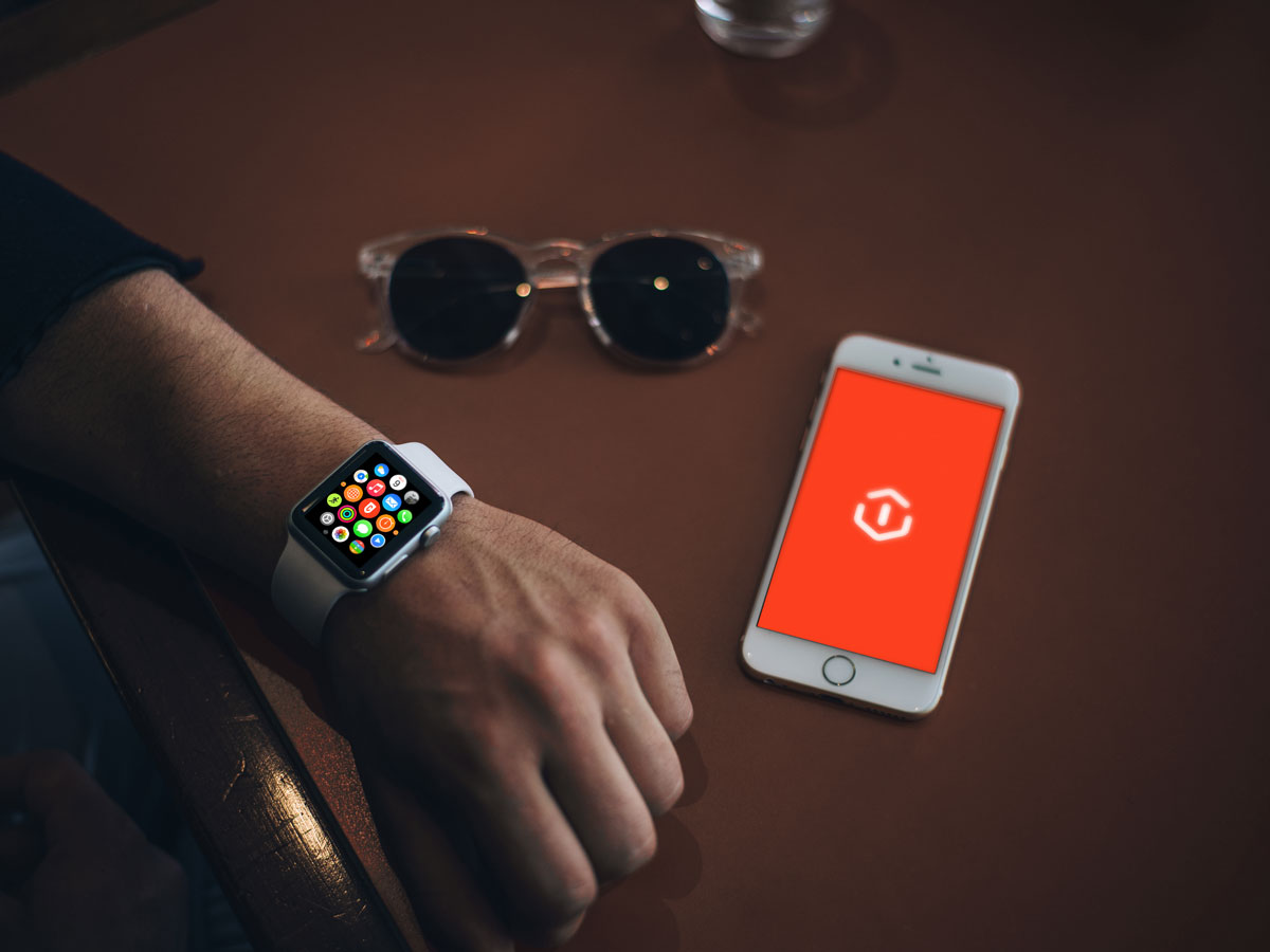 佩戴白色智能手表Apple Watch苹果手表iPhone手机样机.PSD模型 Apple Watch Mockup
