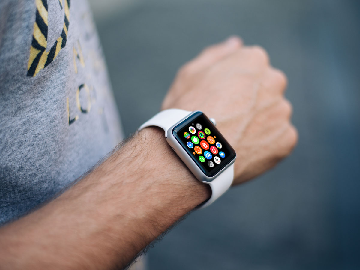 佩戴白色智能手表Apple Watch苹果手表.PSD模型 Apple Watch Mockup
