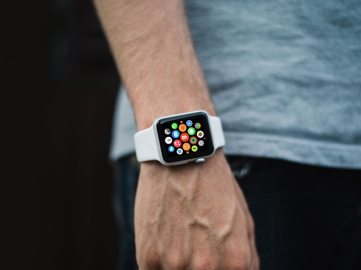 佩戴白色智能手表Apple Watch苹果手表.PSD模型 Apple Watch Mockup