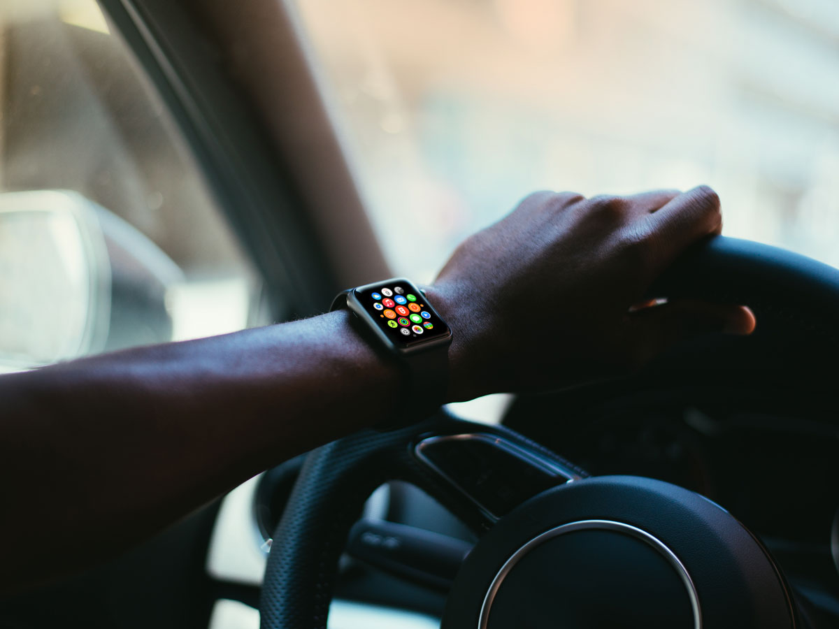汽车场景佩戴灰色智能手表Apple Watch苹果手表.PSD模型 Apple Watch Mockup