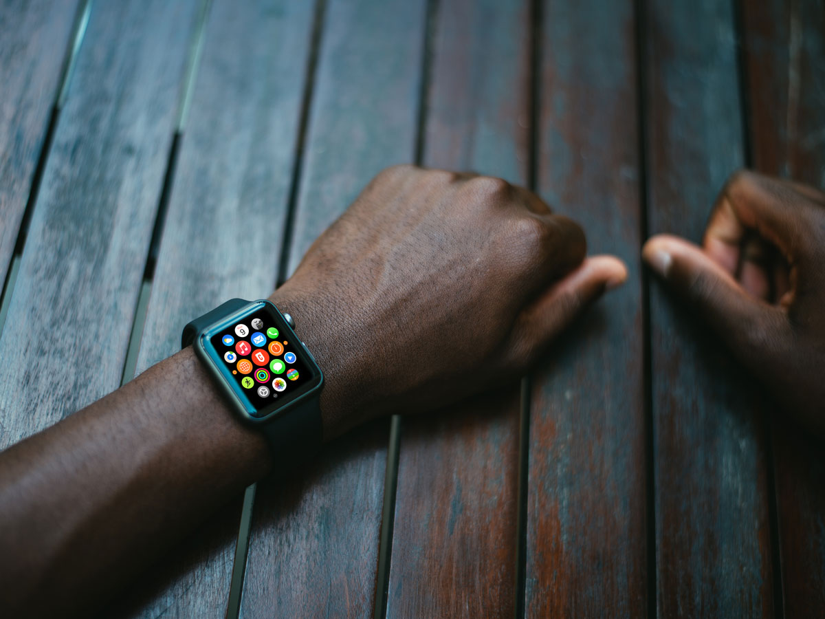 佩戴灰色智能手表Apple Watch苹果手表.PSD模型 Apple Watch Mockup