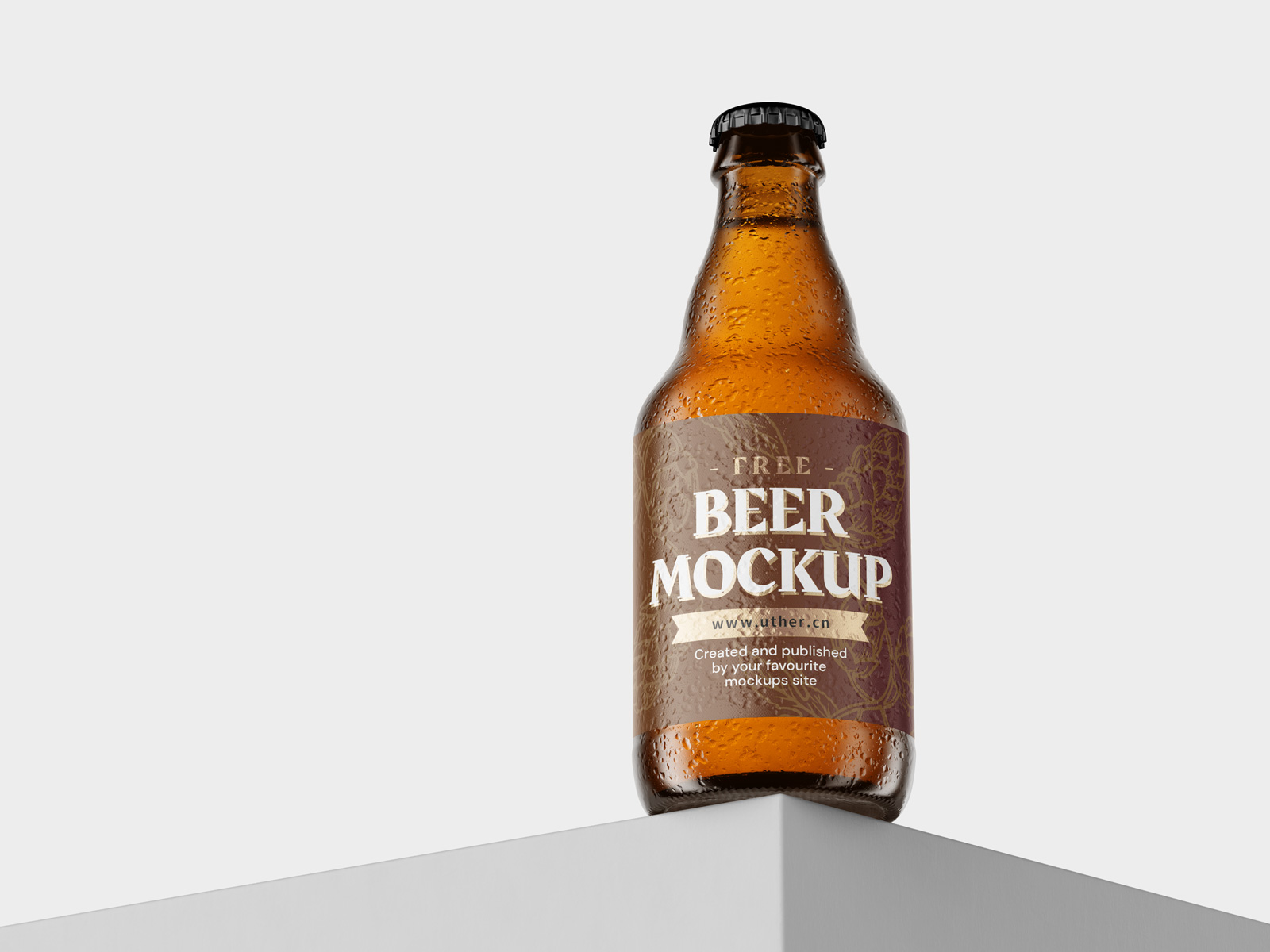 放在桌角的带水珠棕色啤酒瓶样机模型Beer Mockup .psd素材