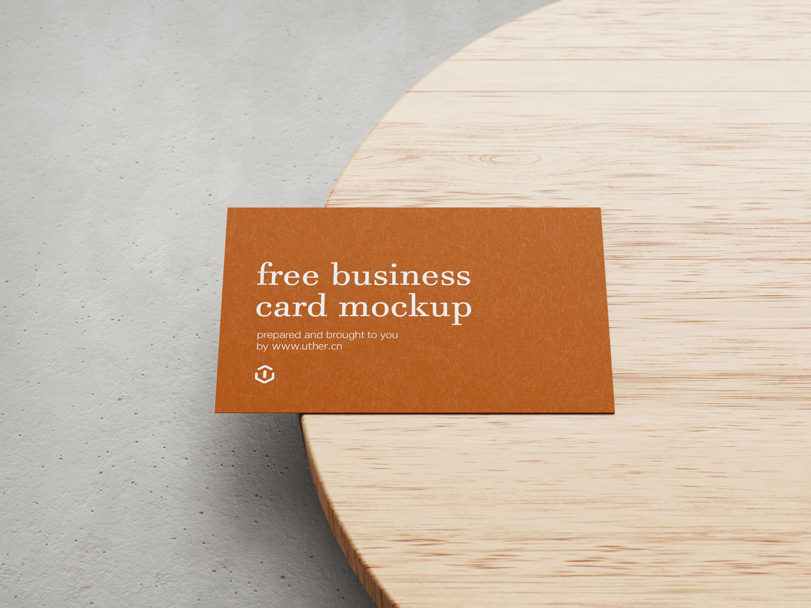 放在圆木板上的名片卡片样机模型Card Mockup .psd素材